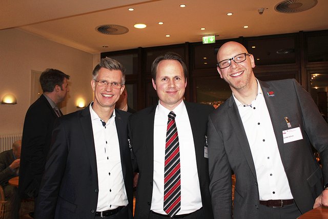 Christoph Kunst, (Mitte) Geschäftsführer der Neue Buxtehuder Verlagsgesellschaft, mit Mathias Süchting (li.) und Carsten Schulz (re.) vom Autohaus S+K