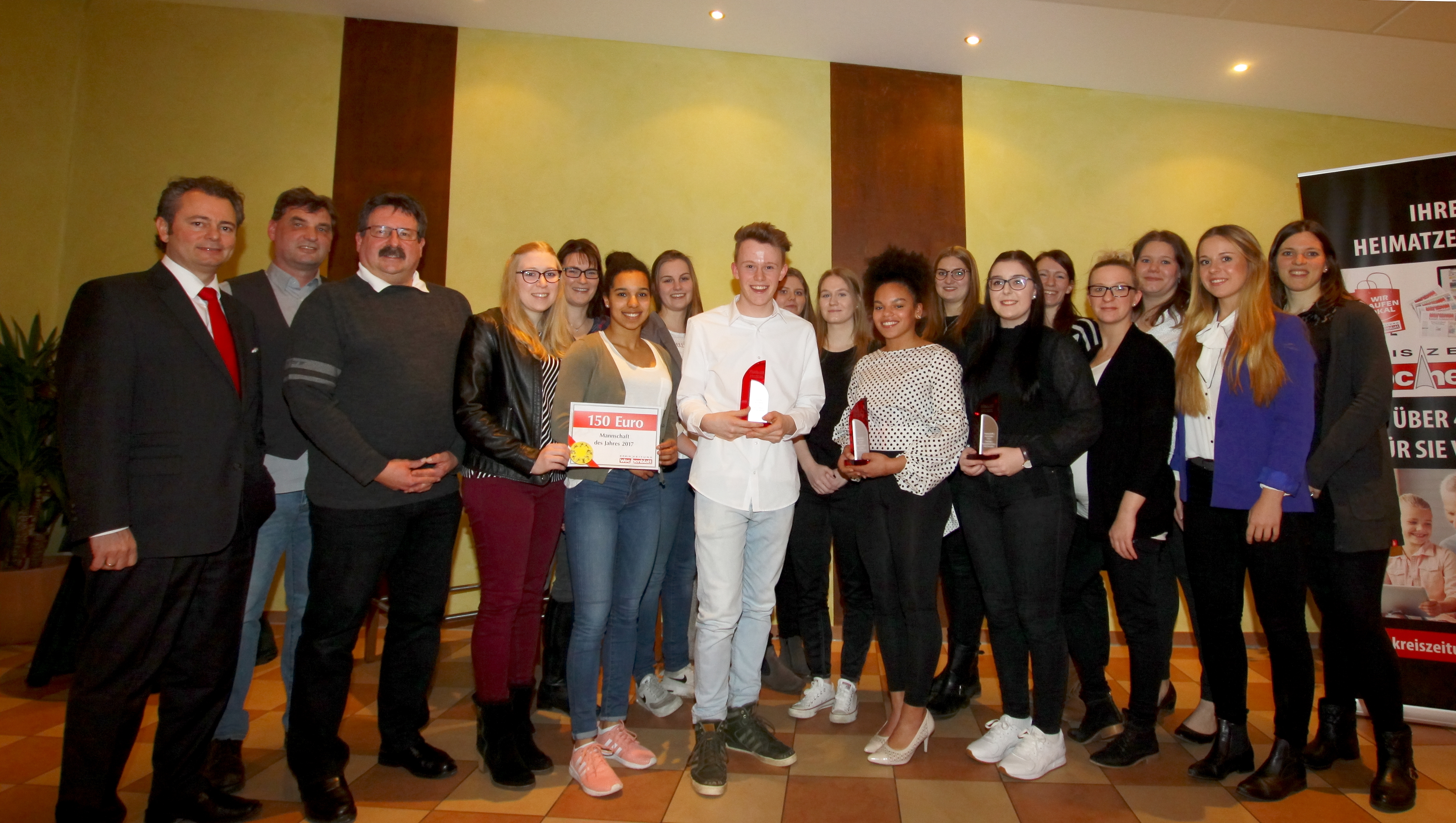 Gruppenfoto mit allen Siegern der Sportlerwahl 2017 und WOCHENBLATT-Geschäftsführer Stephan Schrader (li.) auf Hof Oelkers in Wenzendorf
