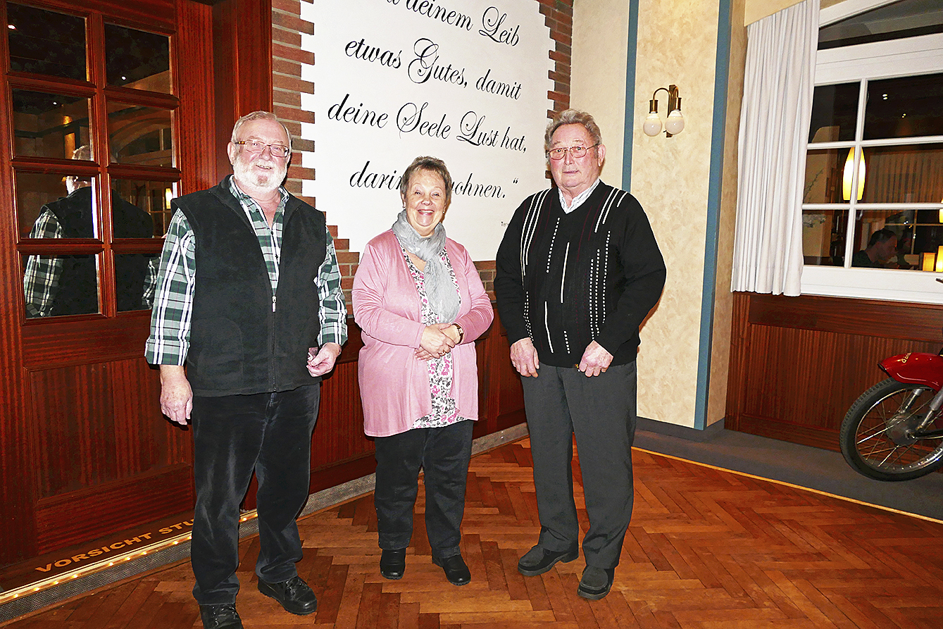 Ursel Wesemann (Chorbezirks-Vorsitzende) zeichnete Günter Wottrich (li.) und Hans-Uwe Vilsmeier aus