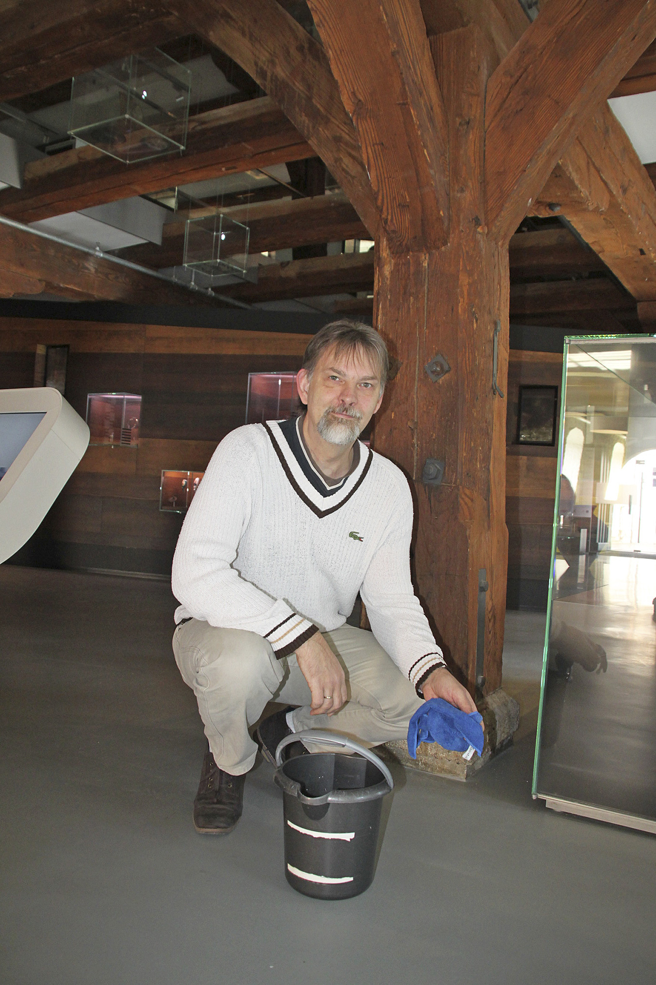 Museumswärter Marcus Bohlmann mit Wassereimer und Lappen im Erdgeschoss