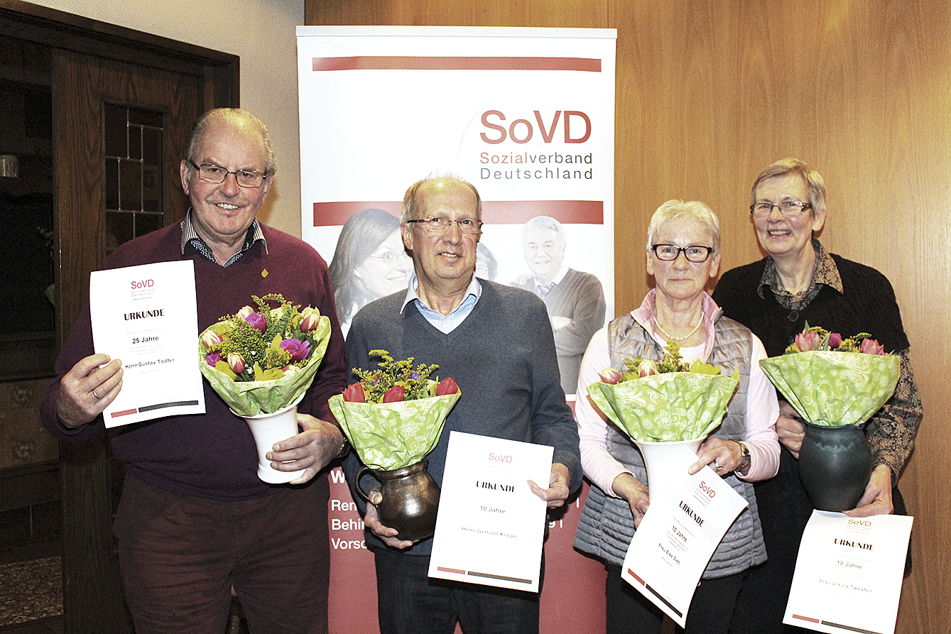 Für langjährige Mitgliedschaft im SoVD wurden mit Blumen und Urkunden ausgezeichnet (v. li.): Gustav Tödter, Gerhard Kröger, Elke Sieb und Ursula Twesten