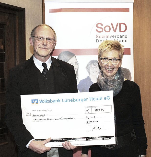 Heidi Müller überreichte einen Spendenscheck über 300 Euro an Hans-Heinrich Schwanemann (Hanstedt)