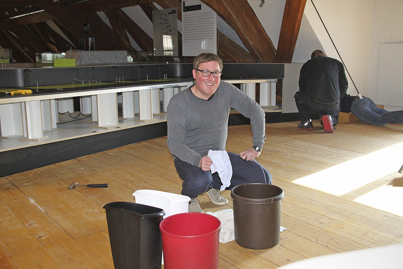 Museumsdirektor Dr. Sebastian Möllers hilft beim Feudeln