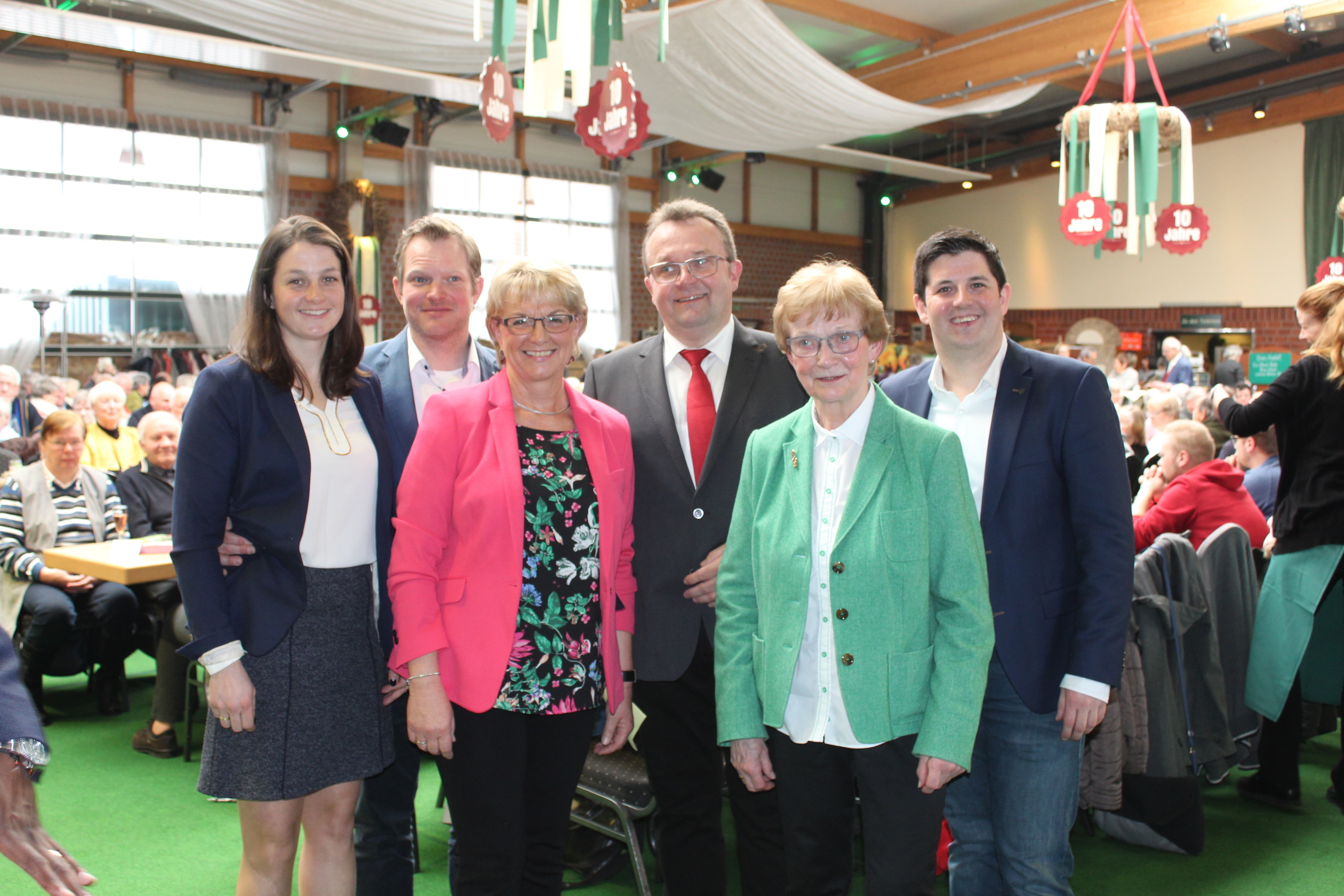 Feierten mit zahlreichen Gästen das zehnjährige Bestehen der Hofgastronomie (v. li.): Angela Oelkers, Bosse Sötje, Rita und Bernd Oelkers, Lisa Oelkers und Arndt Oelkers