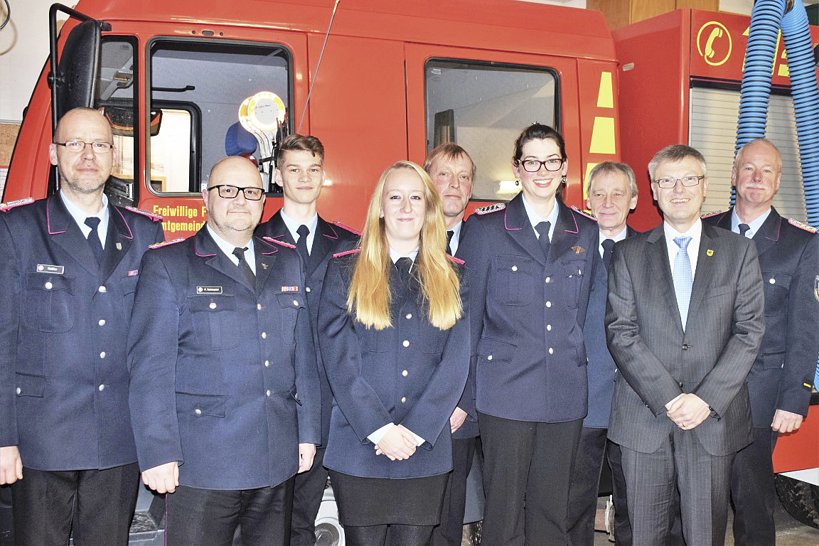 Die Beförderten und Gäste (v. li.): Matthias Becker, Michele Quattropani, Lasse Jahn, Jennifer Schnitter, Holger Nottorf, Svenja Reucher, Jörg Düerkop, Olaf Muus und Jonny Anders