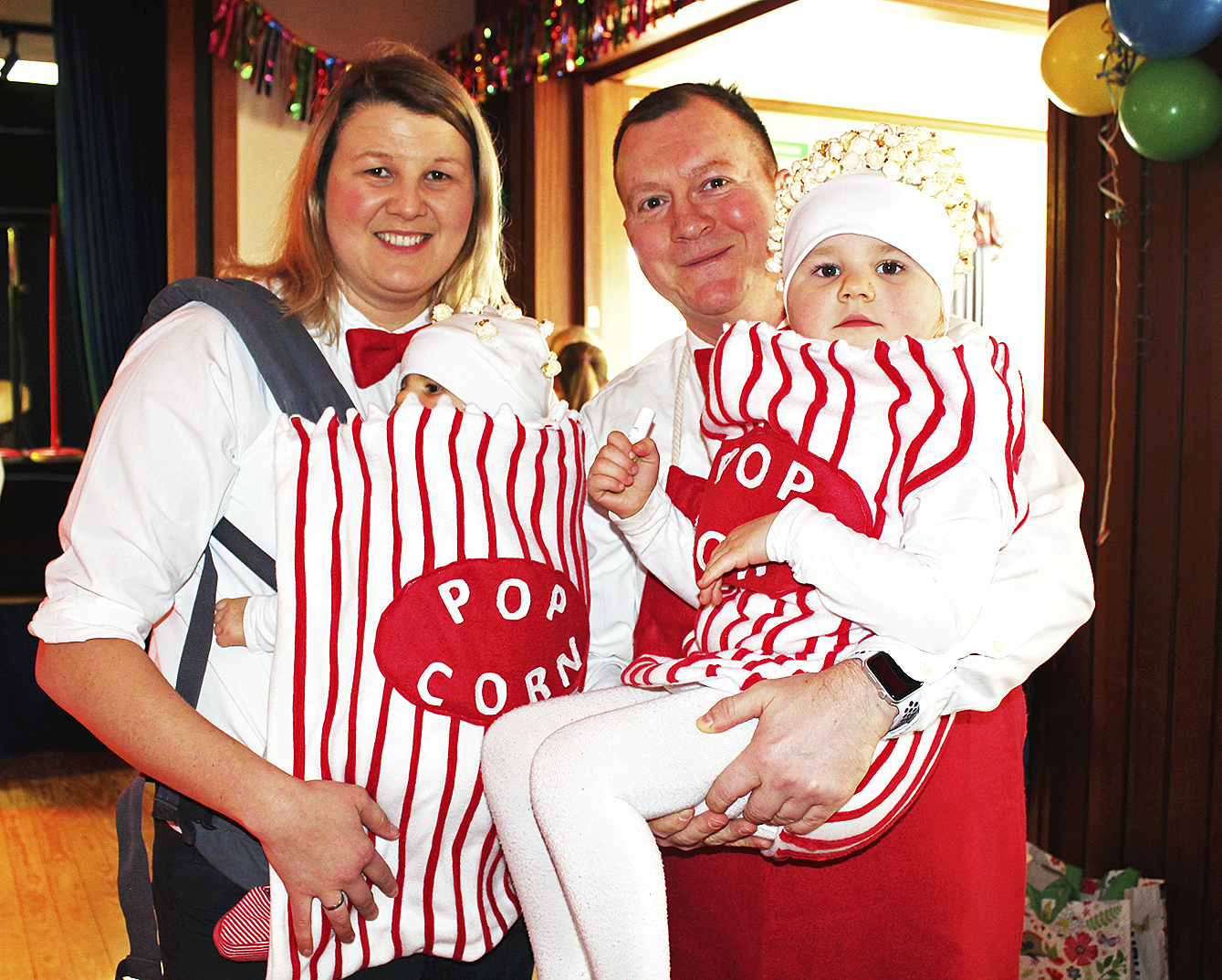 Ida (im Tragegurt, li.) und Nele hatten sich für das Kinder-Kokalu in Welle als Popcorn verkleidet. Mama Shirley und Papa Boris waren passend dazu als Verkäufer kostümiert.