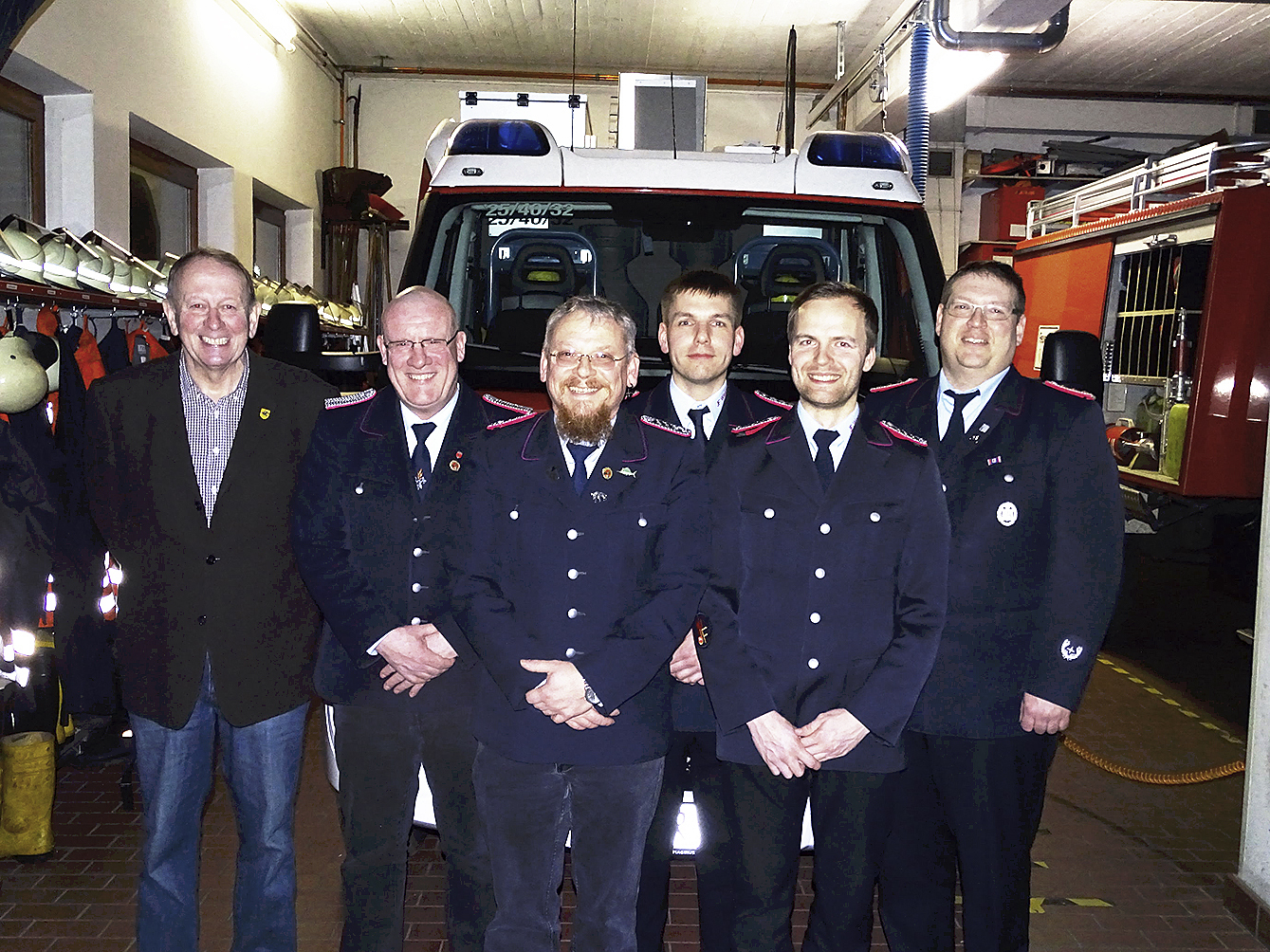 Der stellvertretende Samtgemeinde-Bürgermeiser Dietmar Kneuper (v. li.) nahm an der Jahreshauptversammlung in Wesel teil: Dirk Röhrs, Andreas Kraft, Alexander Kröger, Max Rütze und Arne Behrens