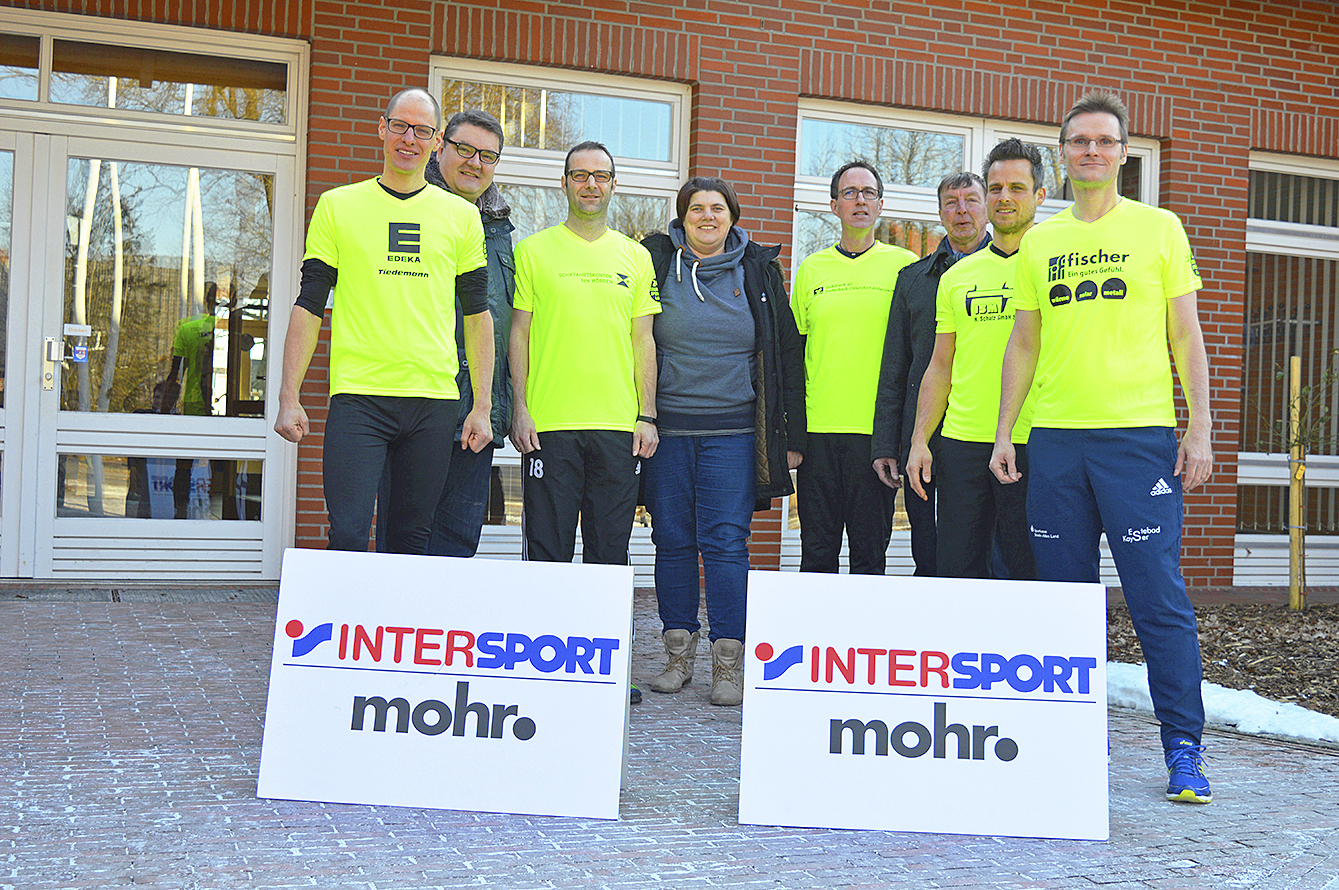 Freuen sich auf dem Spendenmarathon (v.li.): Pascal Van der Heijden, Schirmherr und Samtgemeinde-Bürgermeister Holger Falcke, Daniel Jahnke, Martina Wagner vom Standortmarketing der Samtgemeinde Oldendorf-Himmelpforten, Andreas Subai, Johann Schlichtmann als Bürgermeister der Gemeinde Oldendorf, Andreas Ewald und Udo Feindt