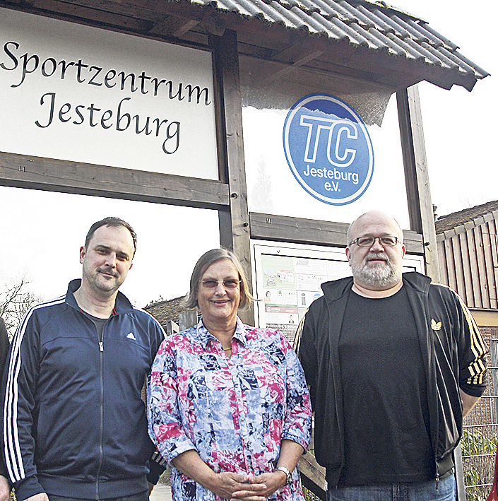 Wollen den VfL Jesteburg auch weiterhin gemeinsam führen: VfL-Vorsitzender Konstantin Muffert (li.), sein Stellvertreter Mirco Steinberg und Kassenwartin Maja Waburg