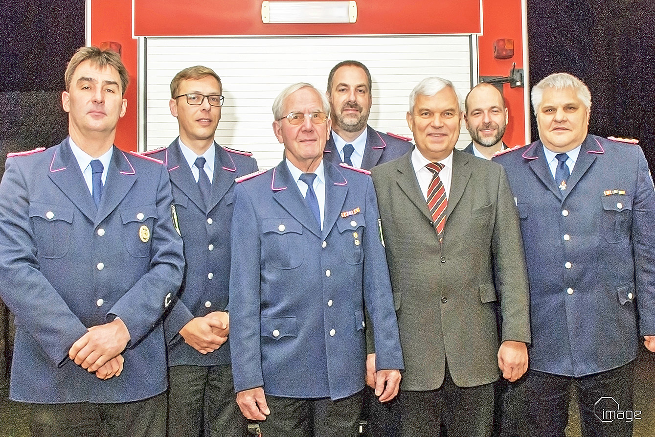 Ehrenortsbrandmeister Richard Menke-Maack (3. v. li.) und der frisch beförderte Alexander Voigtsberger (2. v. li.) im Kreise ihrer Gratulanten, zu denen auch Ortsbürgermeister Dr. Norbert Wilezich gehörte