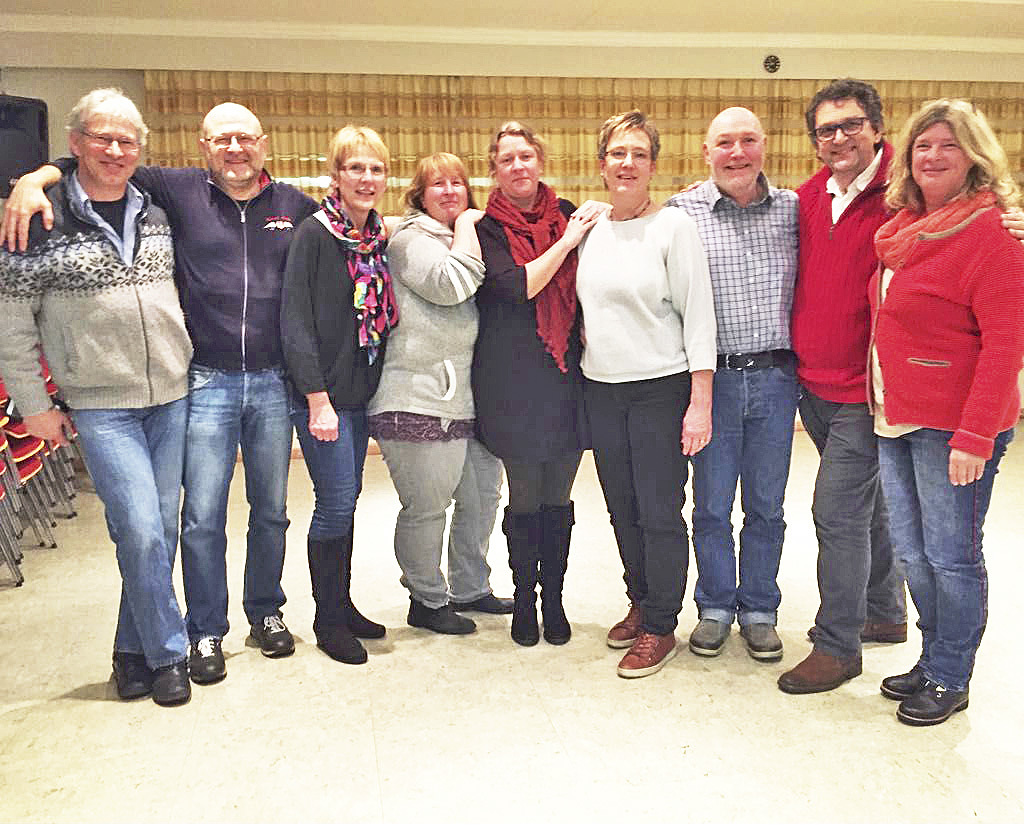 Der 1. Vorsitzende Eckhard Hickstein (2. v. re.) sowie Chorleiterin Angela Maack (re.)
im Kreise der Vorstandsmitglieder und Stimmsprecher