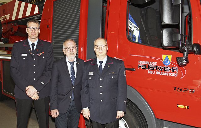 Einen deutlichen Anstieg an Einsätzen bilanzierten Gemeindebrandmeister-Stellvertreter Olaf Bruhn (li.) und Gemeindebrandmeister Sven Schrader (re.), hier mit Bürgermeister Wolf-Egbert Rosenzweig