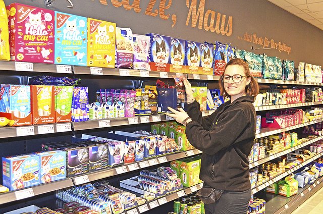 Ina Beuermann sortiert die Tiernahrungsartikel ein