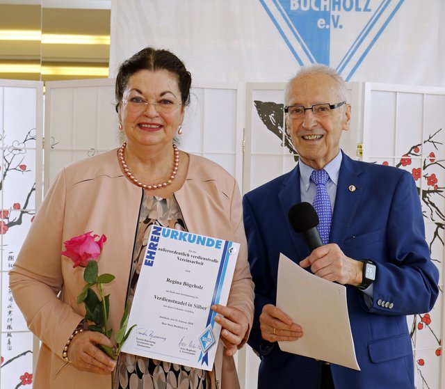 BW-Vorsitzender Arno Reglitzky ehrte Regina Bögeholz mit der Ehrennadel in Silber | Foto: Riebesell