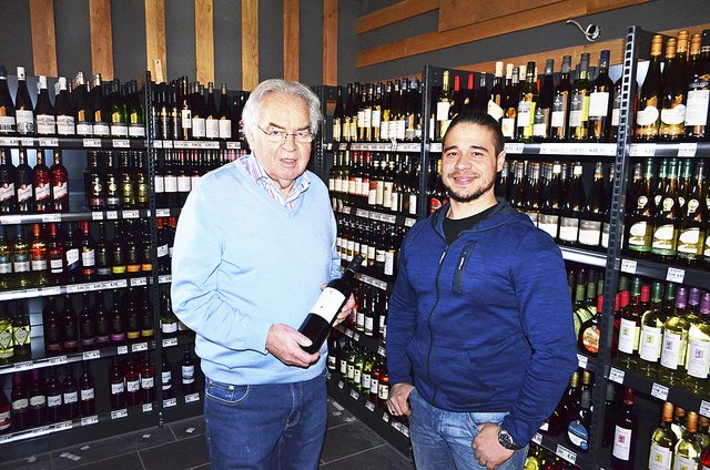 Senior-Chef Wilhelm Subey mit Marktleiter Miguel Sanchez in der Weinabteilung