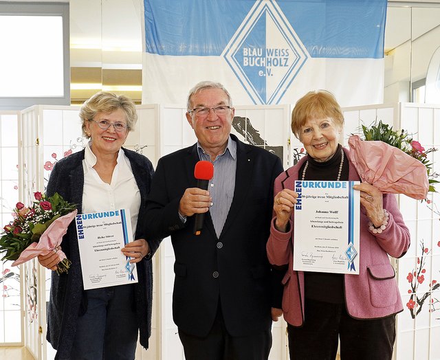 Torsten Repenning ehrte Heike Stöver (li.) und Johanna Wolff für 50-jährige Mitgliedschaft | Foto: Riebesell