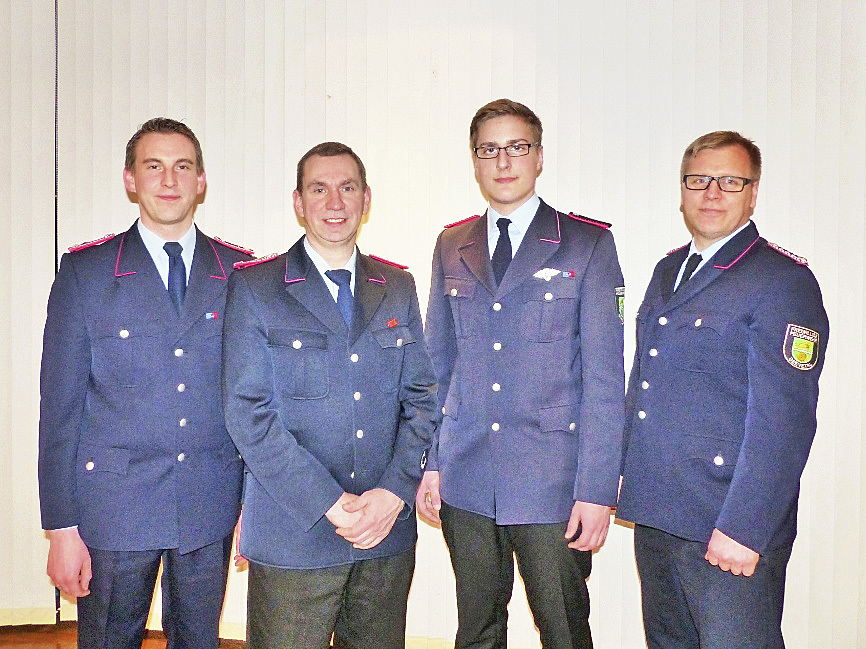 Thorben Glien (re.) verlieh das Deutsche Feuerwehr Fitness Abzeichen an Frederik Kötke (v. li.), Sven Tobaben und Benjamin Dillmann