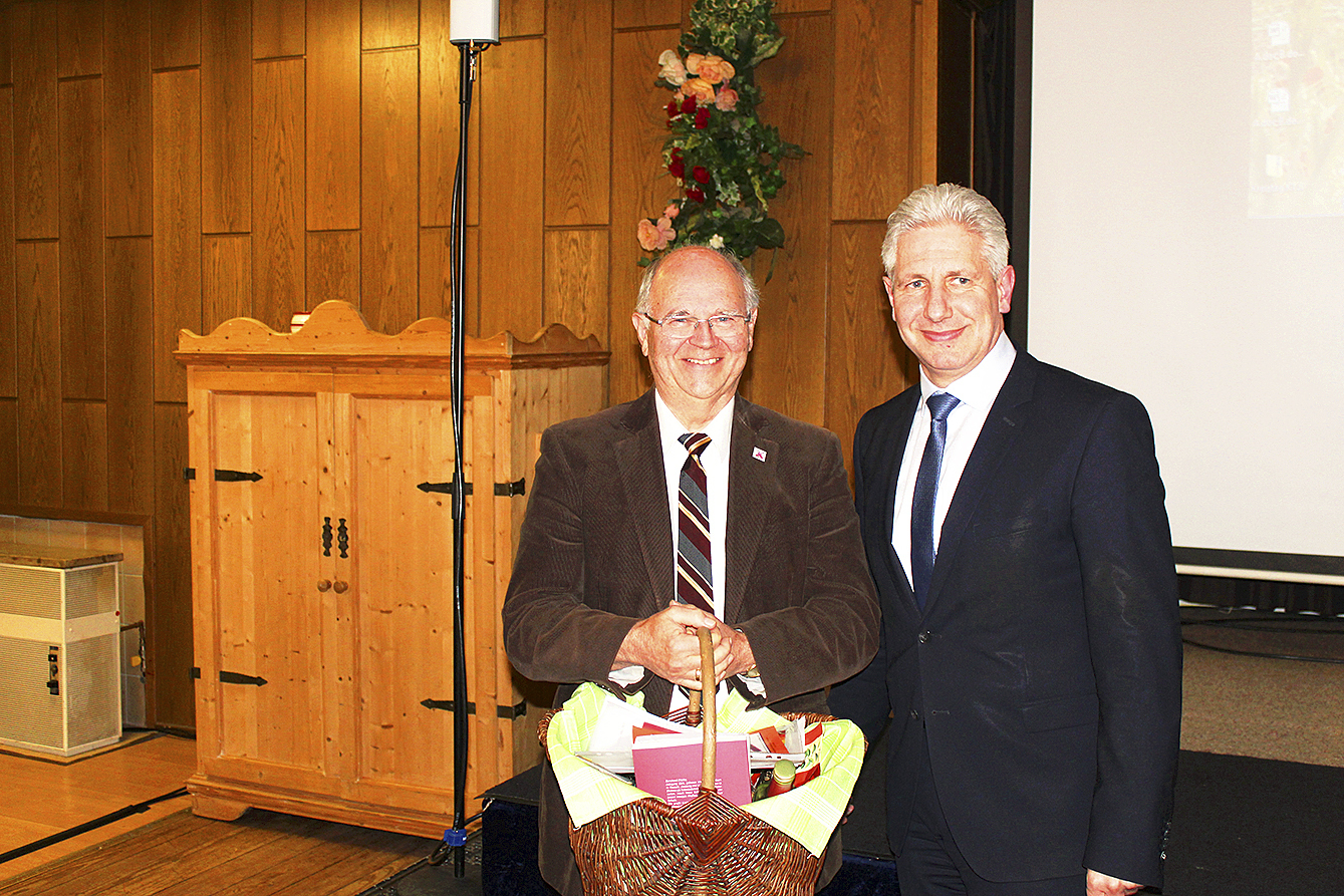 Landrat Rainer Rempe (re.) verabschiedete Herbert Timm