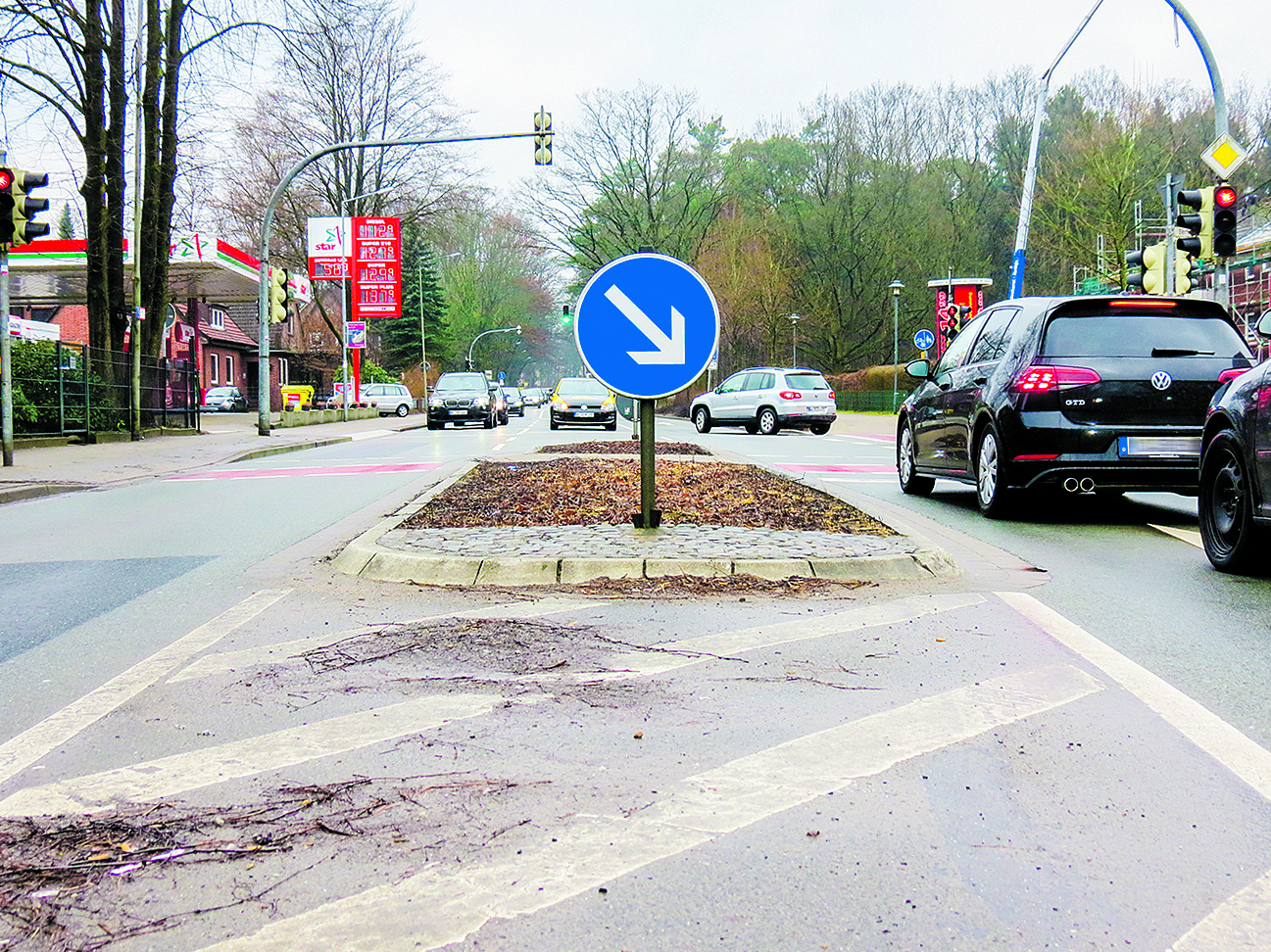 Bei Fahrbahnteilern - wie hier an der Hamburger Straße in Buchholz - trägt der Landkreis die Baulast