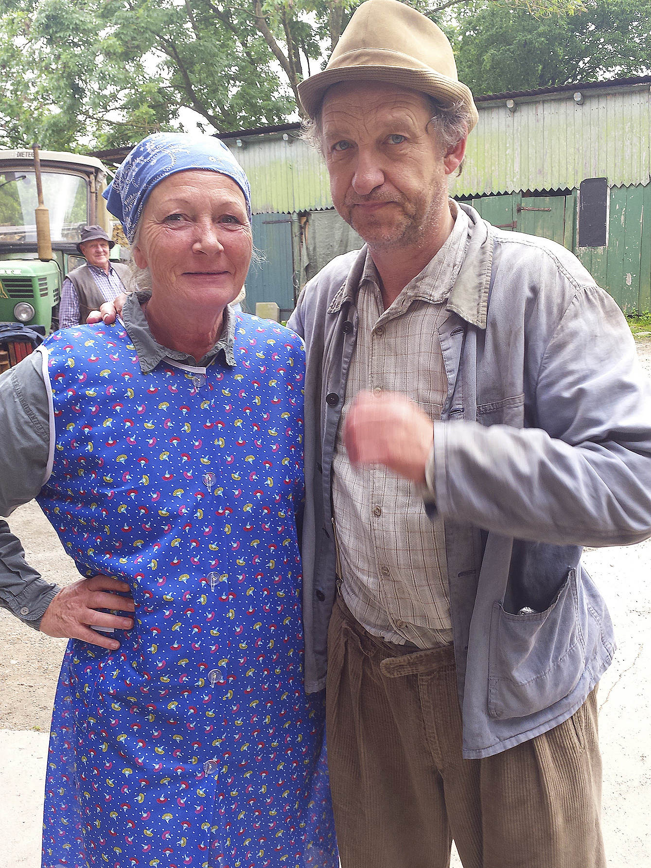 Petra Bildstein als Bäuerin mit Peter Heinrich Brix als Arthur „Adsche“ Tönnsen in "Neues aus Büttenwarder" Fotos: tp/Bildstein privat