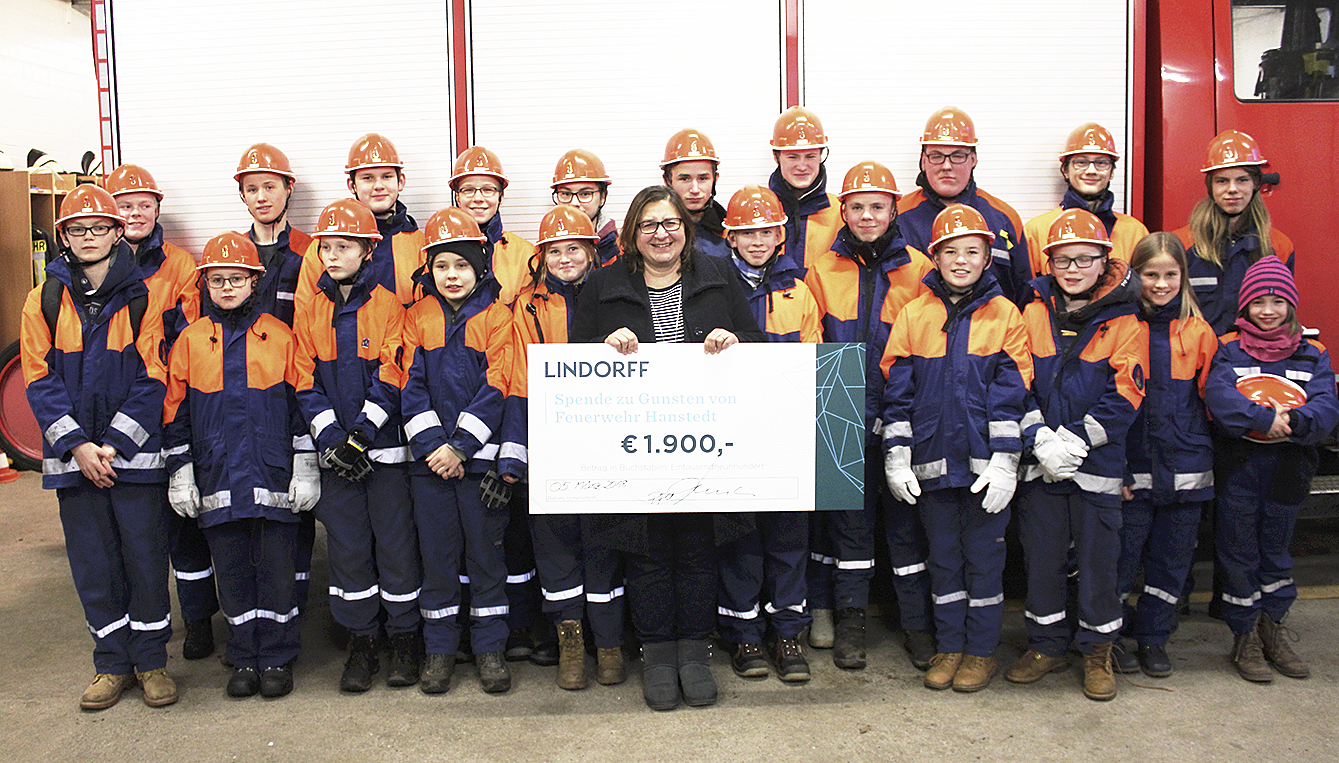 Lindorff-Prokuristin Sina Kierstein überreichte einen Scheck in Höhe von 1.900 Euro an die Hanstedter Jugendfeuerwehr