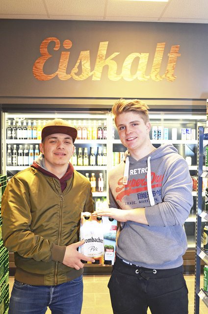 Sorgen dafür, dass die Getränkeabteilung bestens ausgestattet ist:  Nico Süllbrandt (li.) und Henri Hauschild