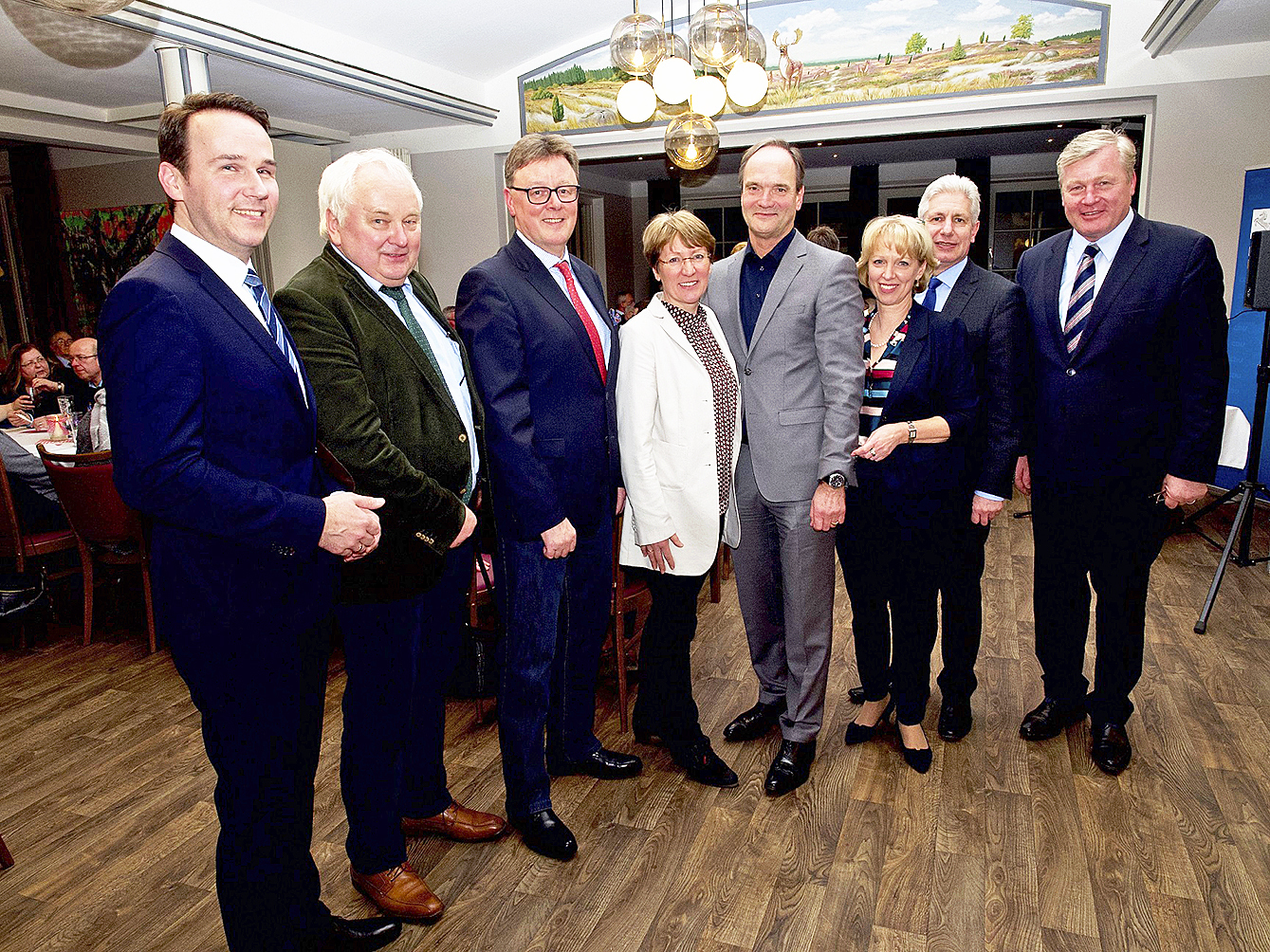Beim Kreisparteitag: (v. li.) André Bock, Heiner Schönecke, Michael Grosse-Brömer,
Anette Randt, Dr. Hans-Heinrich Aldag, Britta Witte, Landrat Rainer Rempe und
Wirtschaftsminister Dr. Bernd Althusmann