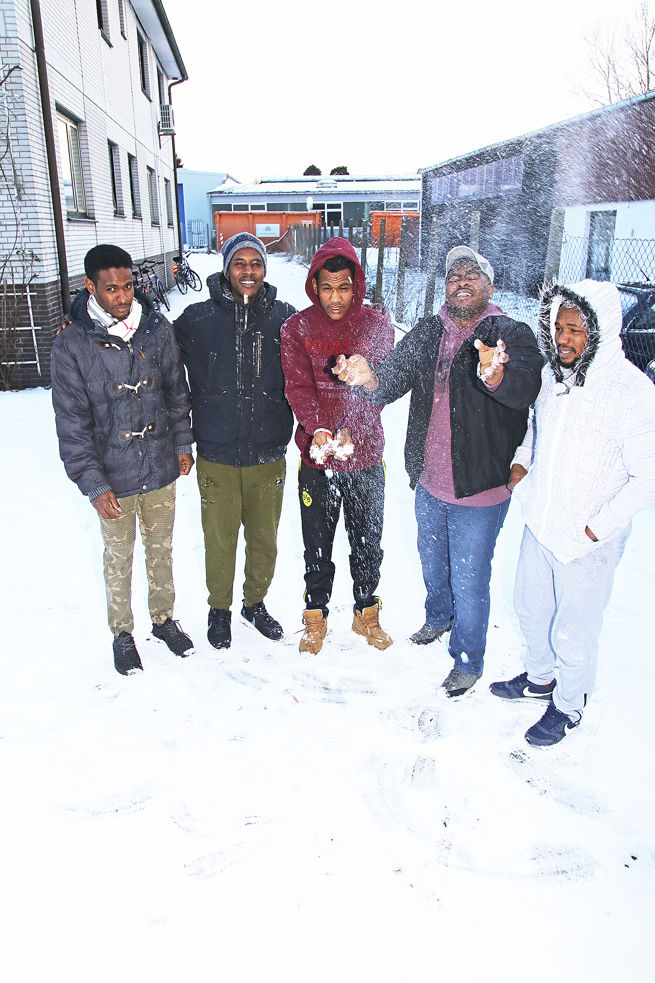Sind wenig begeistert vom Wetter (v.li.): Alsir, Ahmed, Nuradin, Uday und Ahmed aus dem Sudan