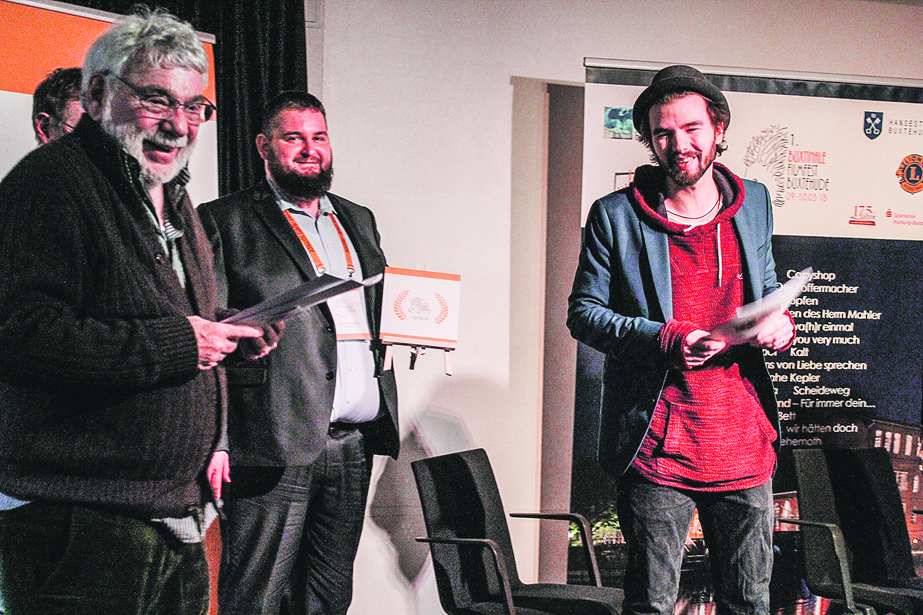 Die erste Kurzfilmfestival-Preisverleihung: Dieter Klar (v. li.) und Dennis Tappert übergeben den "Goldenen Igel" an "Scheideweg"-Kameramann Leonard Ostermann