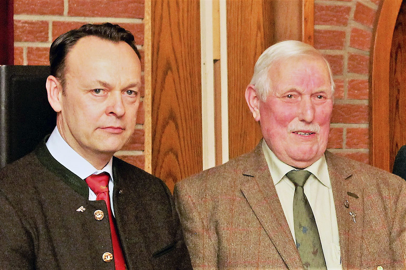 Hegeringleiter Heiko Geyer (li.) verlieh die Ehrenurkunde für 60 Jahre Mitgliedschaft in einer jagdlichen Vereinigung an Uwe Gamradt