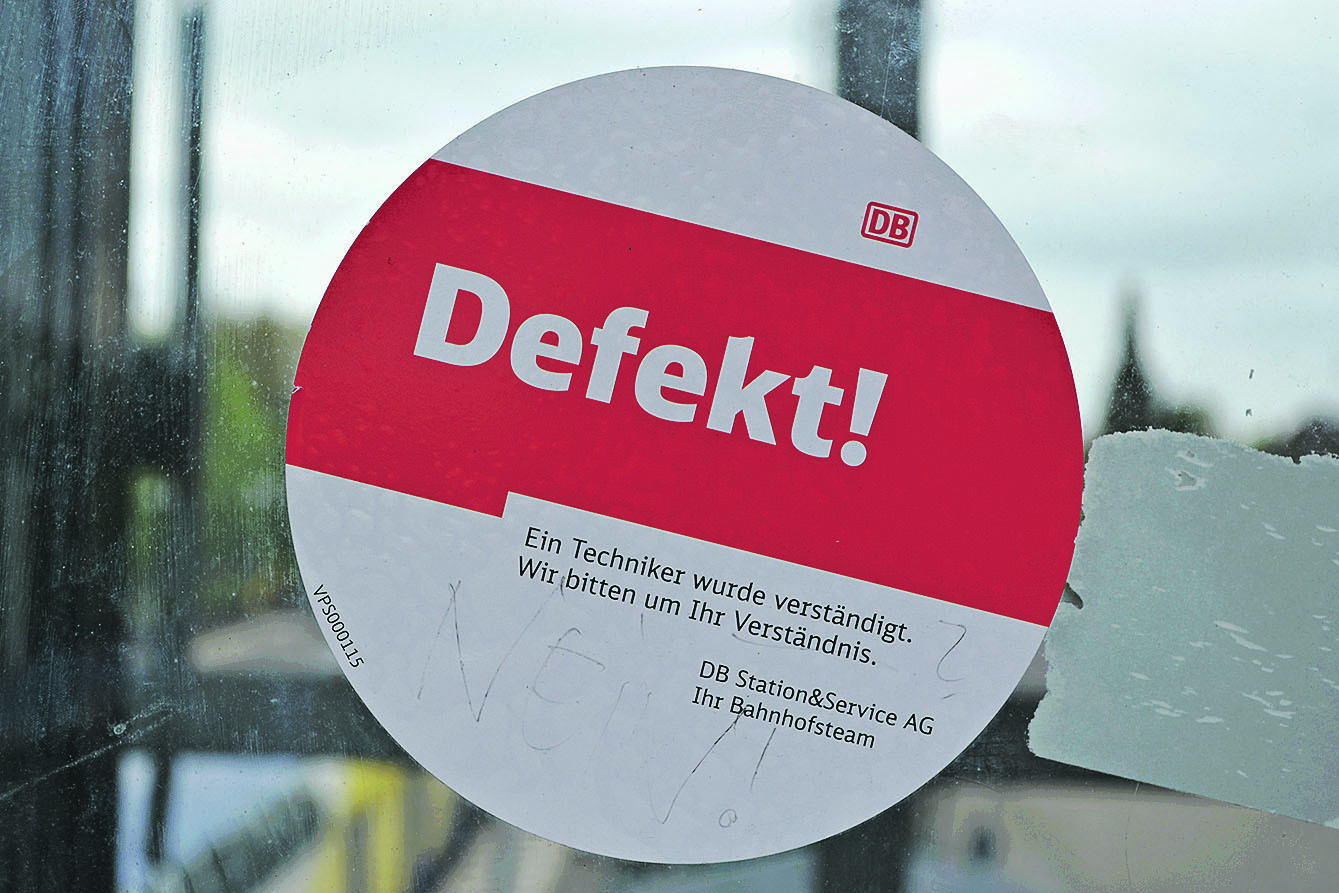 Diesen Aufkleber wird man ab August hoffentlich nicht mehr so häufig am Aufzug zum Gleis 1 sehen müssen
