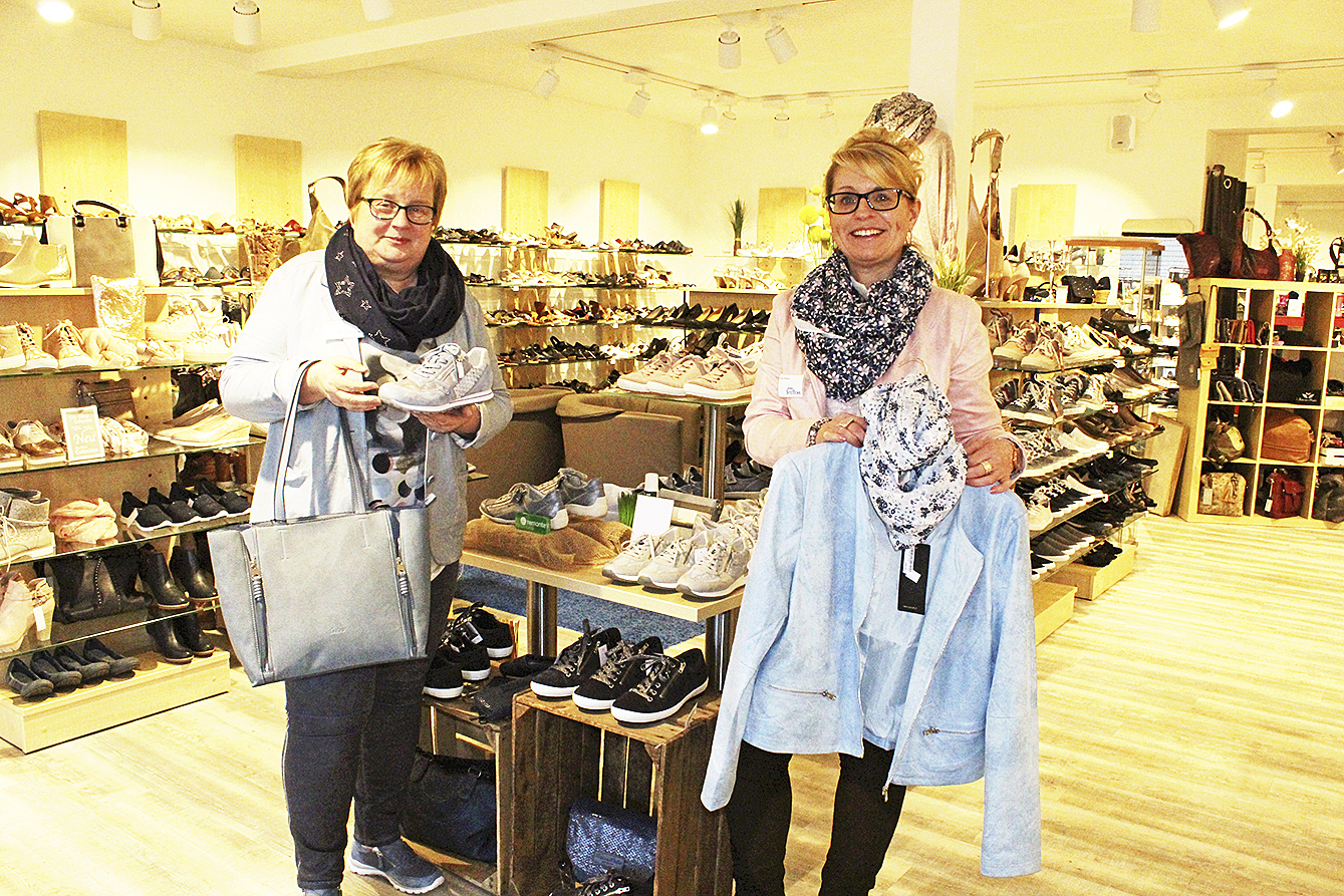 Rita Höft (li.) und Birgit Mense mit der aktuellen Kollektion