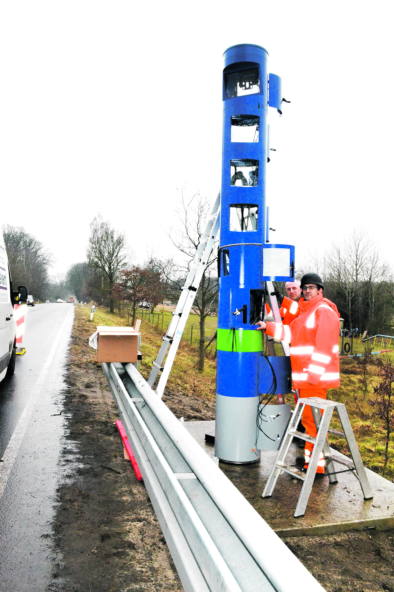 In dieser Woche wurde die Maut-Kontrollsäule an der B3 bei Welle (Samtgemeinde Tostedt) installiert, eingerichtet von Markus Fuß (li.) und Manuel Nilsson