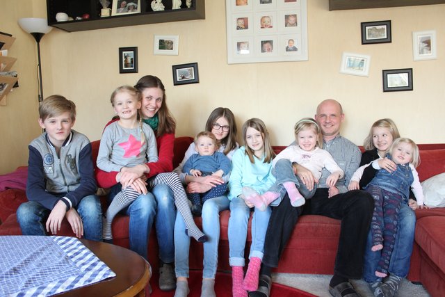 Julia und Oliver Hauschke sind entspannt. Ihre Kinder auch (v.li.): Moritz (11), Friederike (6), Emelie (12) mit Pauline (1), Anne-Sophie (10), Clara-Louise (4), Charlotte (8) und Lilly (3). Marieke (17) und Johanna (20) fehlen auf dem Bild. Sie wohnen in Hamburg und studieren, bzw. machen Abitur