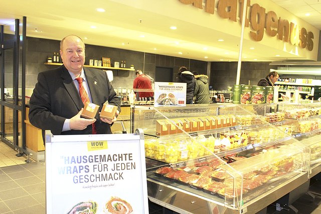 Hausleiter Hartmut Holst mit den hausgemachten Wraps