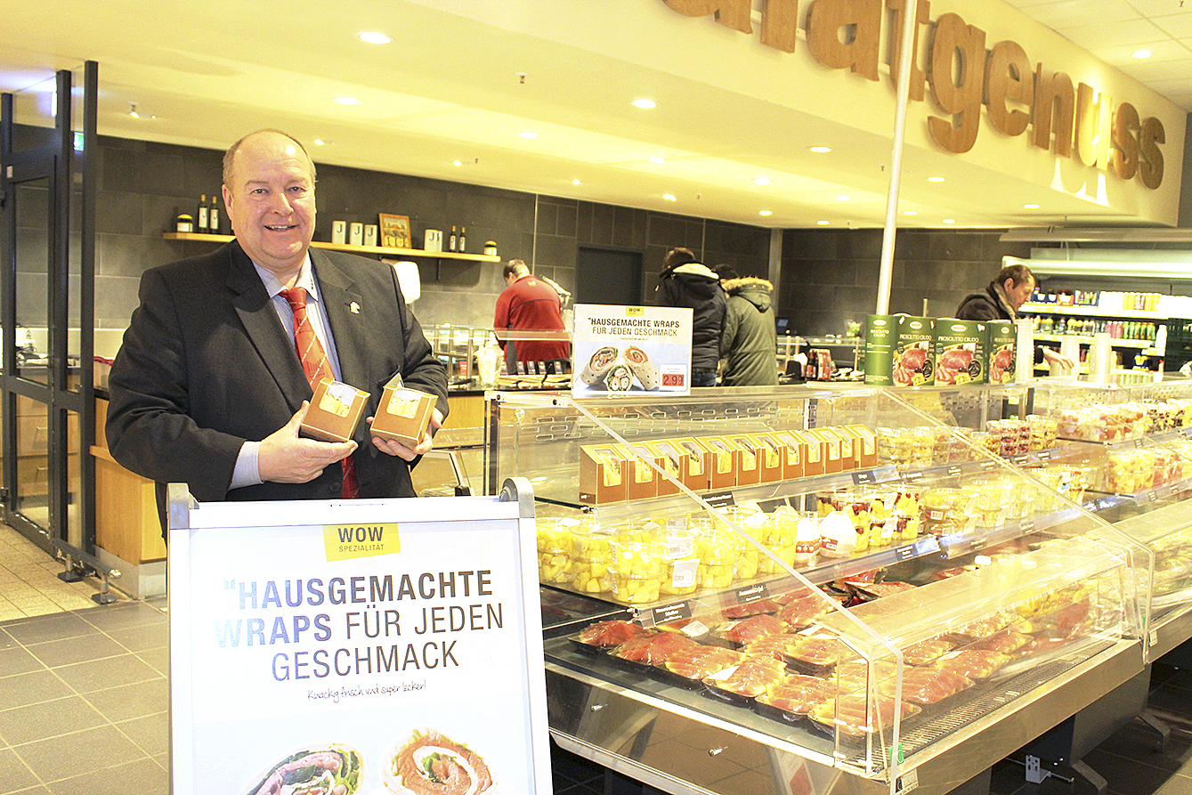 Hausleiter Hartmut Holst mit den hausgemachten Wraps