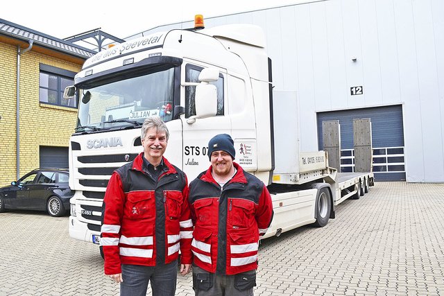 Detlev Dose mit seinem Jahrer Julian Lange (re.) vor einem der Lkw des Unternehmens Seevetaler Transport Service GmbH
