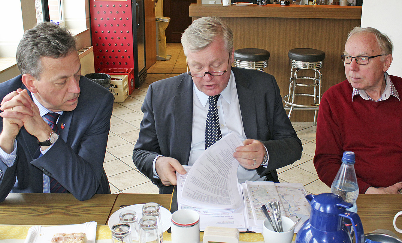 Gibt Einblick in zukünftige Planungsabläufe: "Bernd Althusmann (Mitte), Helmut Dammann-Tamke (li.) und Rolf Marquardt