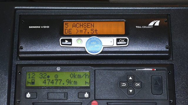Blick auf eine On-Board-Unit, mit der mautpflichtige Fahrten erfasst werden