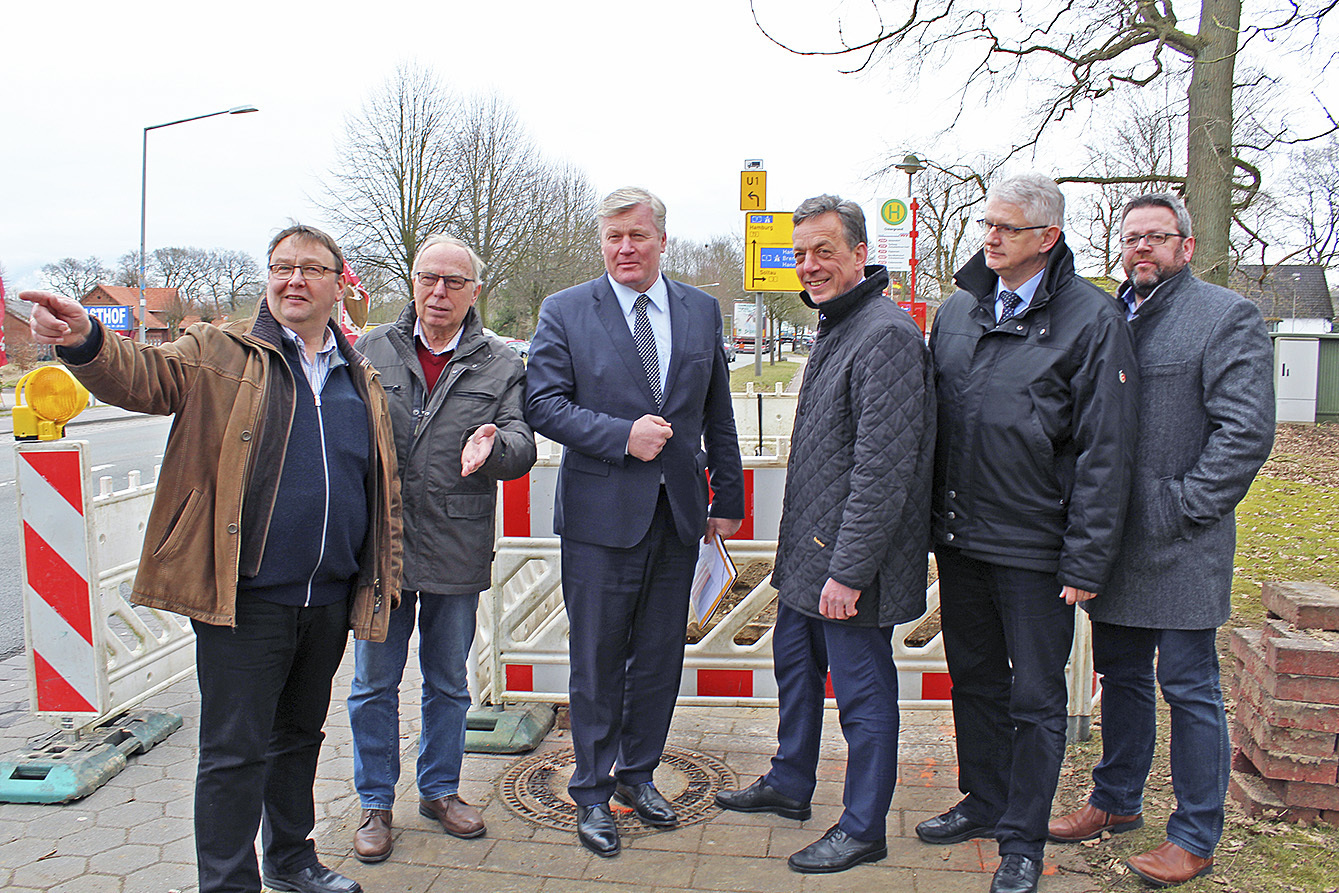 "B73-Gipfel" in Ovelgönne: Verkehrsminister Dr. Bernd Althusmann (3. v. li.) nimmt mit dem Präsidenten des Ovelgönner Schützenvereins, Jens Hadler, Ortsvorsteher Rolf Marquardt, dem Landtagsabgeordneten Helmut Dammann-Tamke, dem Ersten Stadtrat Michael Nyveld und Fachbereichsleiter Ralf Dessel den Verkehr an der Bundesstraße den Augenschein