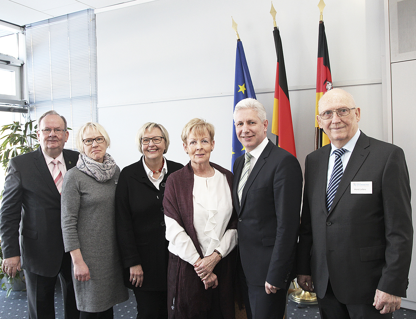 Freuen sich über das Jubiläum (v. li.): Ulf Alsguth (Stellvertretender Vorsitzender des Kreisseniorenbeirats), Monika von der Heide (Leiterin der Abteilung Soziale Leistungen), Elisabeth Schmidt (Vorsitzende des Kreisseniorenbeirats), Ilka Dirnberger (Vorsitzende des Landesseniorenrates Niedersachsen), Landrat Rainer Rempe und Schriftführer Horst Lefers