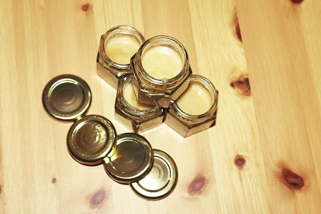 Sobald das Bienenwachs sich aufgelöst hat, die Masse in kleine Gläschen oder Döschen gießen - fertig.
Die Menge reicht für vier Gläser à 47 ml