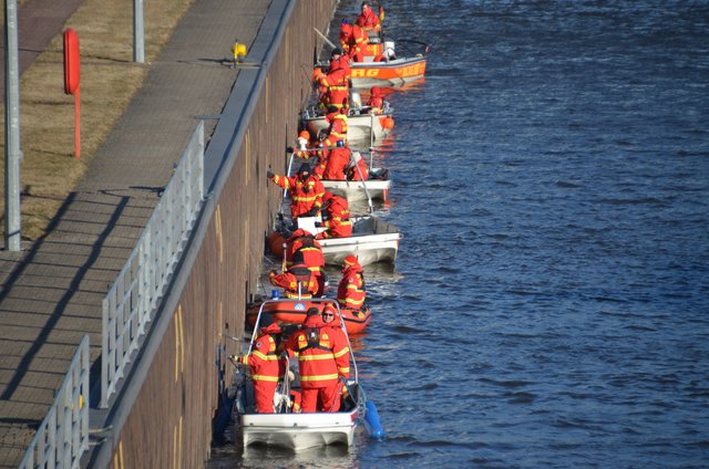 Fahren in der Schleuse: Die Fahrmanöver verlangten den rund 50 Helfern am vergangenen Wochenende viel Geschicklichkeit, Wissen und Könnnen ab | Foto: Margret Holste (DLRG)