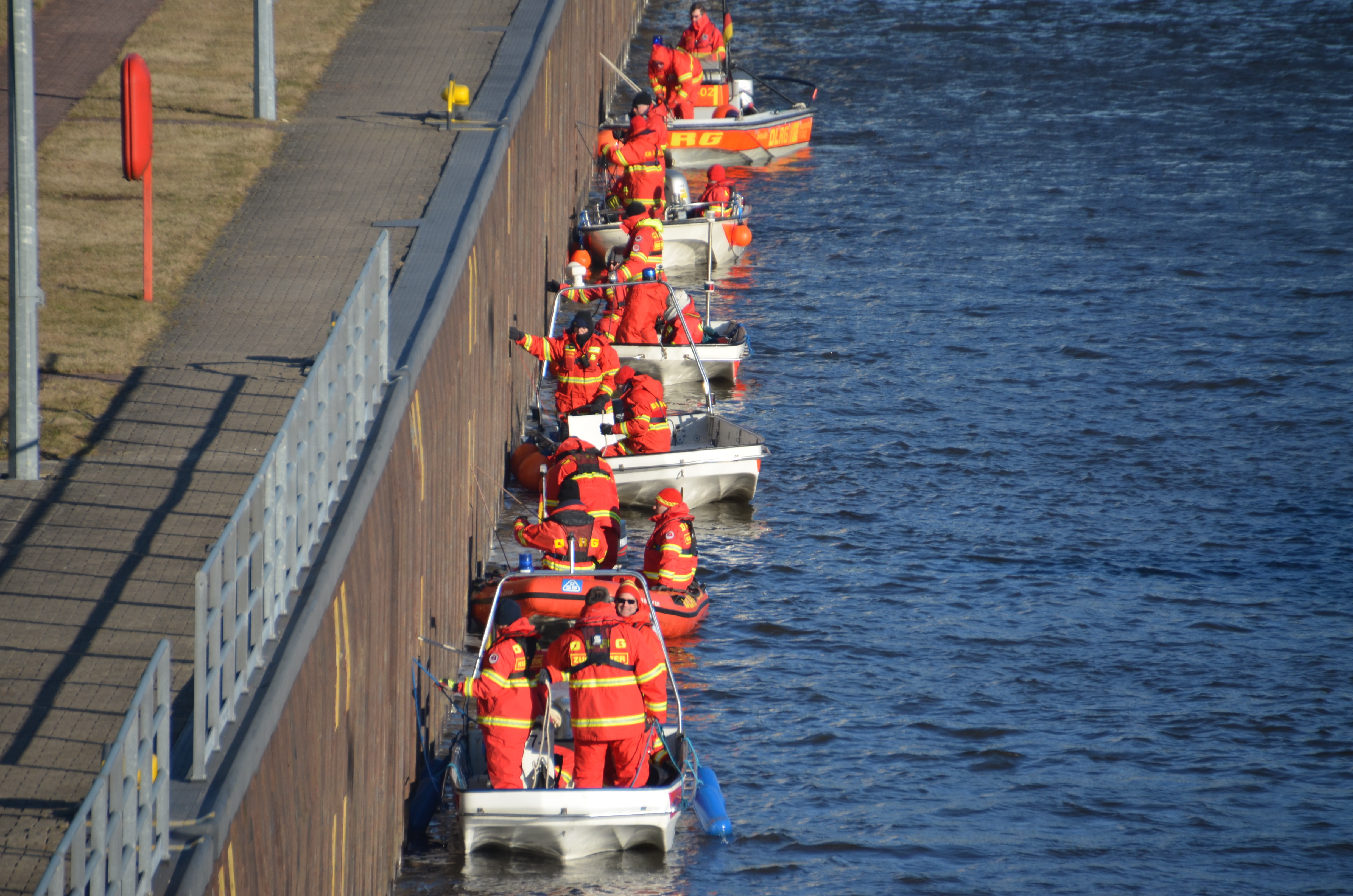 Fahren in der Schleuse: Die Fahrmanöver verlangten den rund 50 Helfern am vergangenen Wochenende viel Geschicklichkeit, Wissen und Könnnen ab