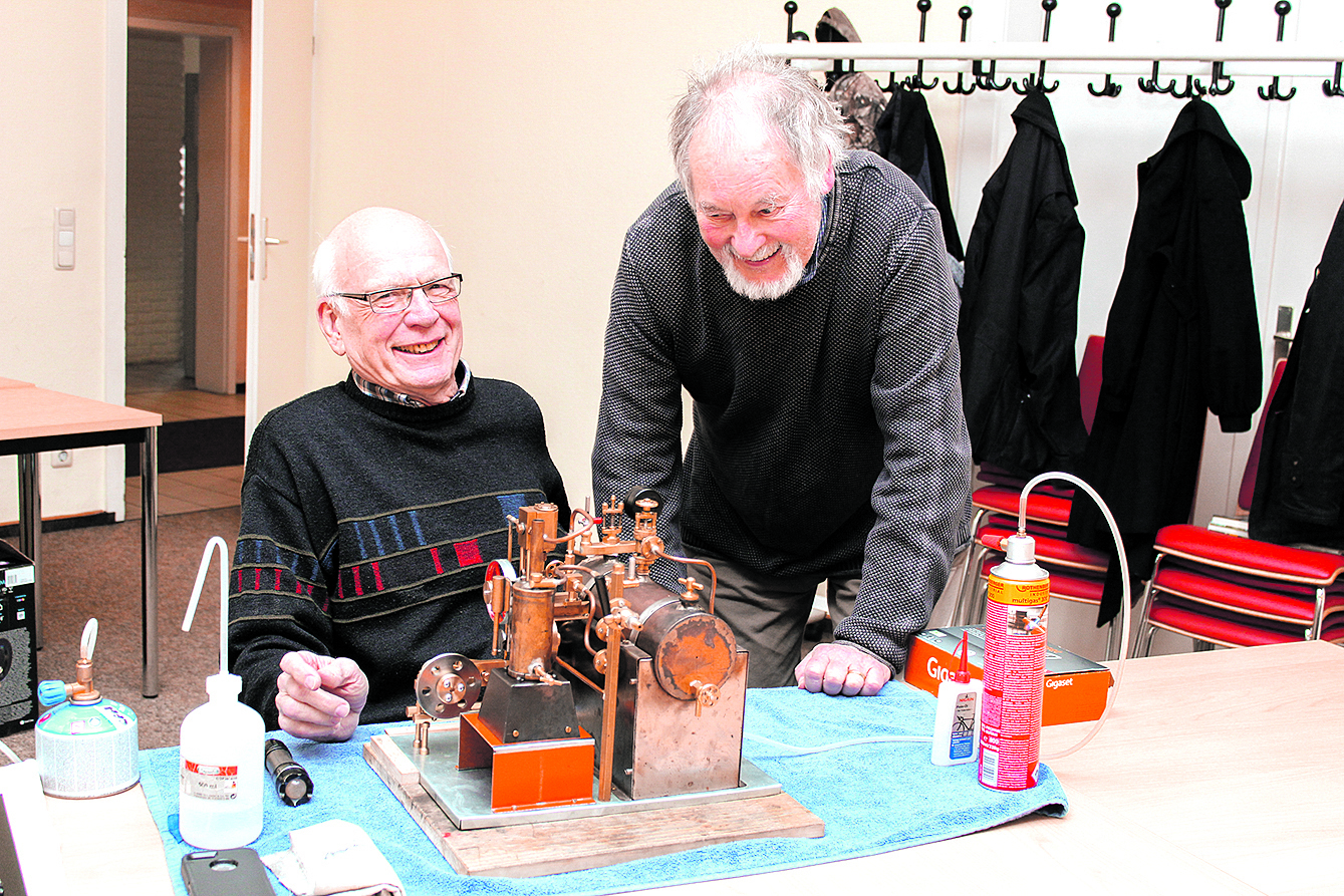 Hans-Georg Schürings und Rickmer von Grüter sind Dampfmaschinen-Ethusiasten Fotos: tk