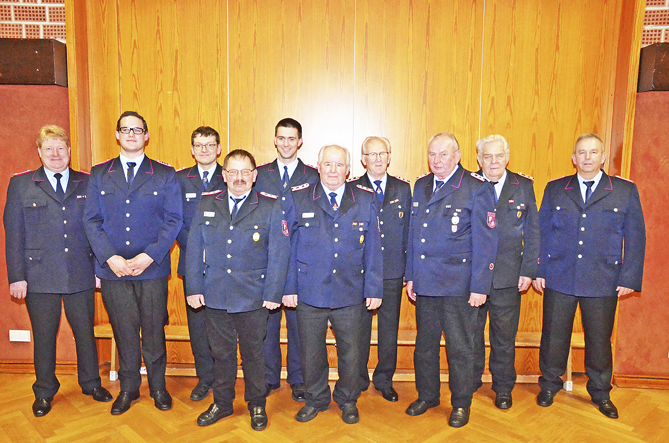 Gratulation zur Ehrung (v. li.): Jörn Petersen, Patrick Putensen, Jan Petersen, Wolfgang Warnecke, Matthias Adler, Heinpeter Brandt, Heinrich Garbers, Werner Lührs, Herbert Polinski und Martin Warnecke