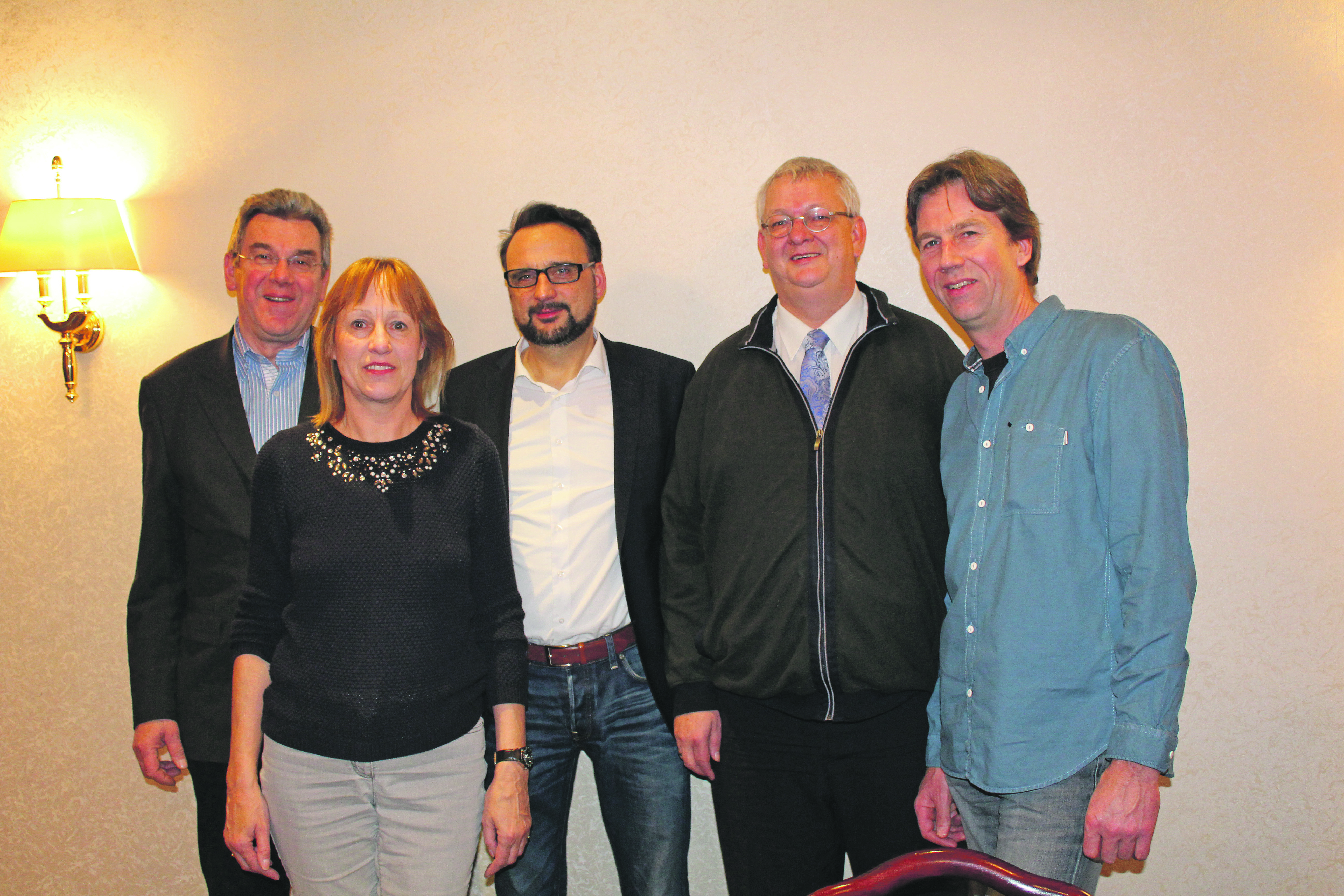 Das ist der neue alte Vorstand (Foto, v. li.): Schriftführer Axel Krones, Kassenwartin Felicitas Richter, Vorsitzender Helge Krüger und sein Stellvertreter Andre Bohlmann (re.). Rob van Achten (2. v. re.) hatte jahrelang den Vorsitz des Gewerbevereins inne