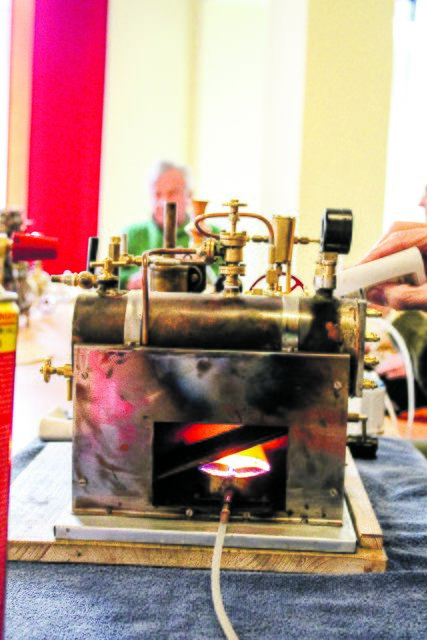 Diese Dampfmaschine ist ein Eigenbau