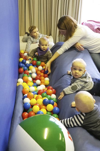 In den Turngruppen der Jüngsten helfen auch die Eltern mit