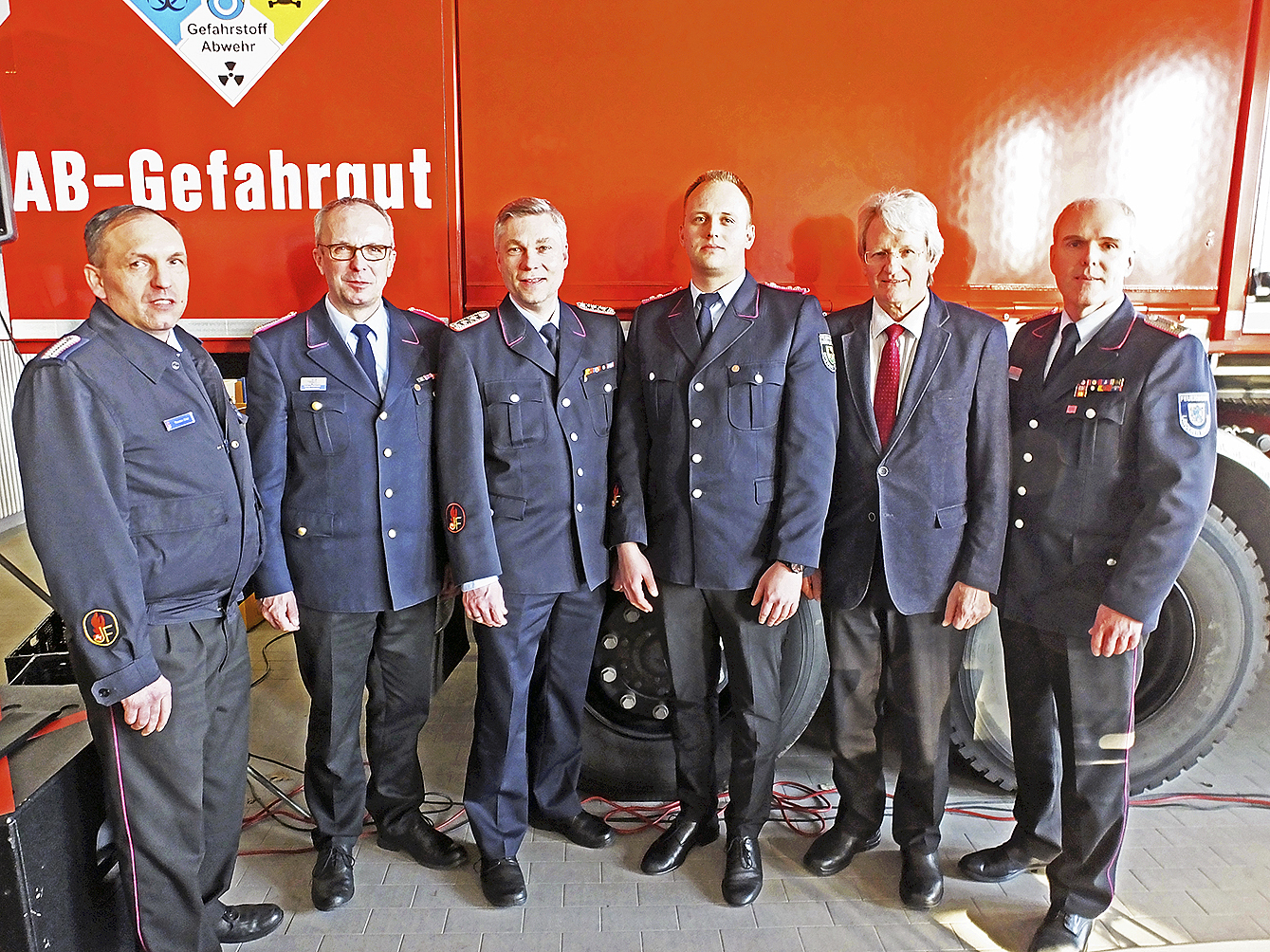 Gratulation zur Ehrung: Vize-Landrat Uwe Harden (2. v. re.) mit
(v. li.) Thorsten Elser, Volker Bellmann, Ingo Heinrich, Julian Srba und Detlef Schröder